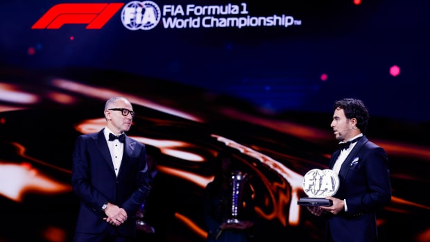 El piloto mexicano Checo Pérez recibió un doble reconocimiento en la gala de la FIA