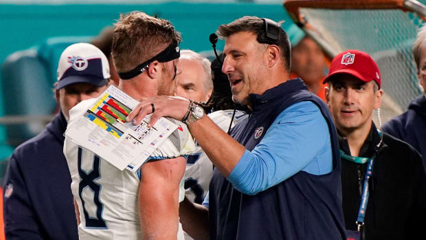 Titans coach Mike Vrabel speaks with quarterback Will Levis (8) during the second quarter against the Dolphins at Hard Rock Stadium.