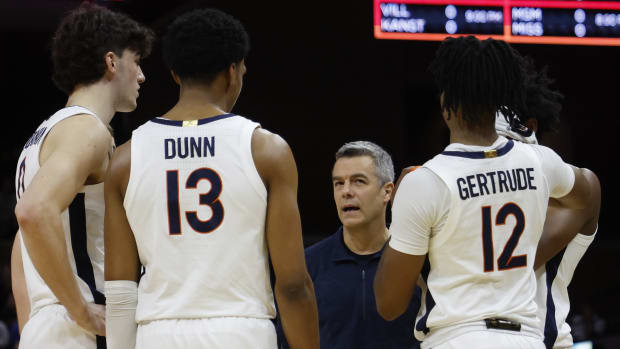 Virginia Cavaliers head coach Tony Bennett talks to his team in a huddle during a stoppage in play against the North Carolina Central Eagles in the first half at John Paul Jones Arena. 