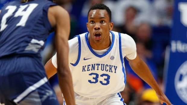 Nov 23, 2022; Lexington, Kentucky, USA; Kentucky Wildcats forward Ugonna Onyenso (33) gets set on defense during the second half against the North Florida Ospreys at Rupp Arena at Central Bank Center. Mandatory Credit: Jordan Prather-USA TODAY Sports