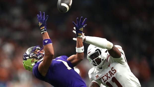 Washington Huskies wide receiver Rome Odunze (1) attempts to catch the ball against Texas Longhorns defensive back Anthony Cook (11) in the first half of the 2022 Alamo Bowl at Alamodome.