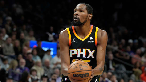 Dec 15, 2023; Phoenix, Arizona, USA; Phoenix Suns forward Kevin Durant (35) shoots a technical foul against the New York Knicks in the first half at Footprint Center. Mandatory Credit: Rick Scuteri-USA TODAY Sports