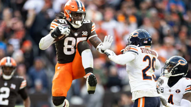 Browns tight end David Njoku leaps past a defender.
