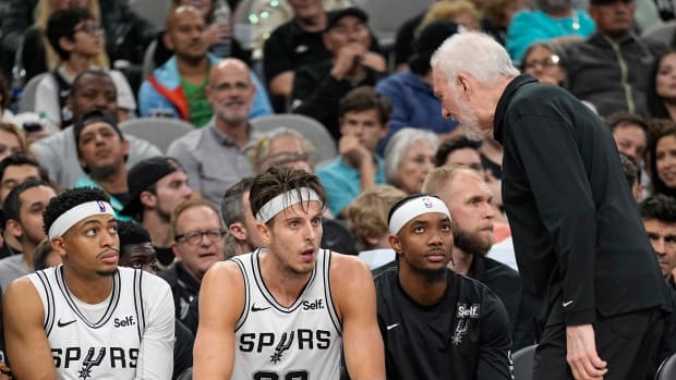 Nov 18, 2023; San Antonio, Texas, USA; San Antonio Gregg Popovich yells at Spurs center Zach Collins (23) during the second half against the Memphis Grizzlies at Frost Bank Center.