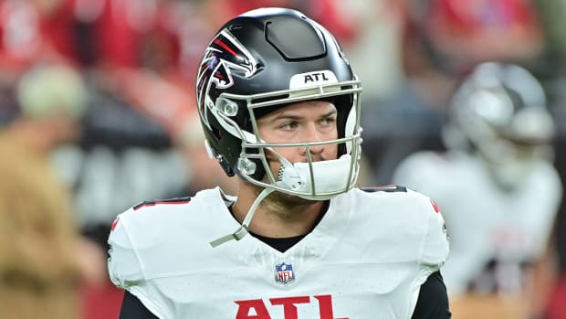 Falcons quarterback Taylor Heinicke (4) warms up prior to the game against the Cardinals at State Farm Stadium.