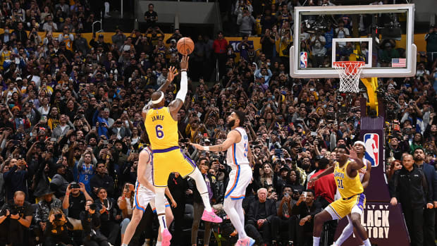 The Lakers’ LeBron James shoots a midrange jumper vs. the Thunder