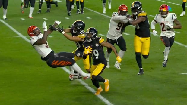 Jaylen Warren paves the way for a Steelers touchdown with a pancake block.