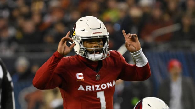 Arizona Cardinals quarterback Kyler Murray (1) signals to his team against the Chicago Bears during the first half at Soldier Field.