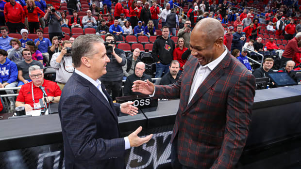 Kentucky s John Calipari and Louisville coach Kenny Payne meet each other at mid court before the game between the two schools on Thursday, December 21, 2023