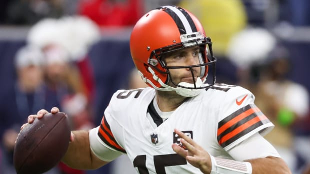 Browns quarterback Joe Flacco looks to throw a pass vs. the Texans.