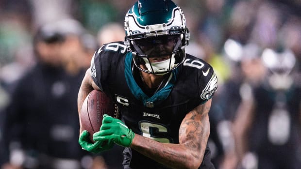 Philadelphia Eagles wide receiver DeVonta Smith (6) runs with the ball after a catch against the New York Giants during the second quarter at Lincoln Financial Field.