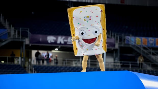 The Pop-Tarts Bowl mascot appears before the game.