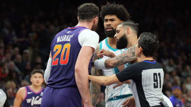 Phoenix Suns center Jusuf Nurkic (20) and Charlotte Hornets center Nick Richards (4) come face to face during an altercation during the first half at Footprint Center.