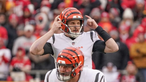  Dec 31, 2023; Kansas City, Missouri, USA; Cincinnati Bengals quarterback Jake Browning (6) gestures at the line of scrimmage against the Kansas City Chiefs during the first half at GEHA Field at Arrowhead Stadium. Mandatory Credit: Denny Medley-USA TODAY Sports