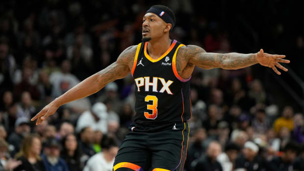 Phoenix Suns guard Bradley Beal (3) calls out the play against the Portland Trail Blazers in the first half at Footprint Center.