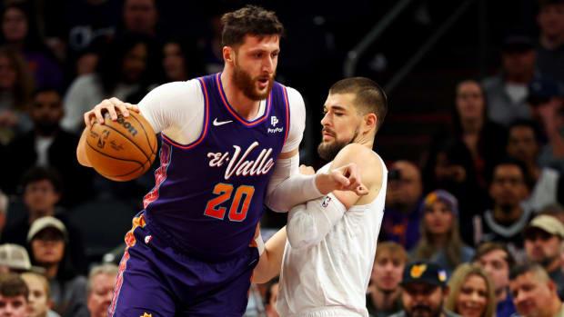 Phoenix Suns center Jusuf Nurkic (20) drives to the basket against LA Clippers center Ivica Zubac (40) during the first quarter at Footprint Center.