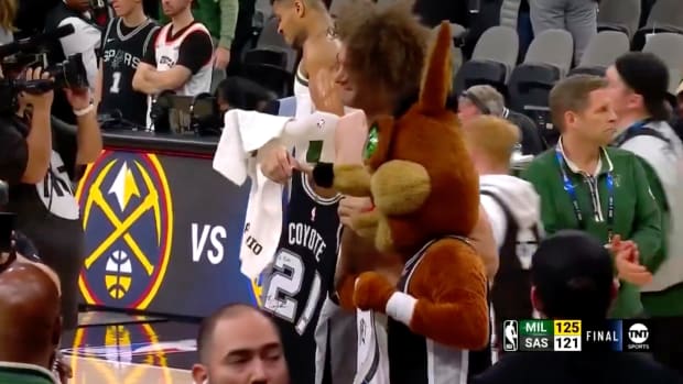 Robin Lopez swaps jerseys with Spurs mascot