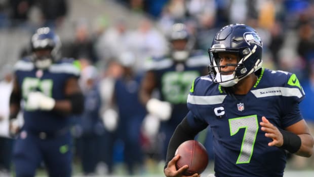 Seattle Seahawks quarterback Geno Smith (7) carries the ball against the Pittsburgh Steelers during the second half at Lumen Field.