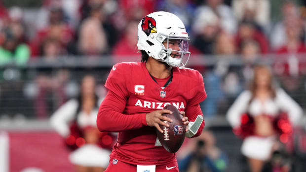Arizona Cardinals quarterback Kyler Murray (1) drops back to pass against the Seattle Seahawks during the first half at State Farm Stadium.