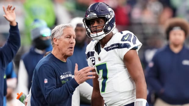 Seattle Seahawks head coach Pete Carroll talks with Seattle Seahawks quarterback Geno Smith (7) against the Arizona Cardinals during the first half at State Farm Stadium. 