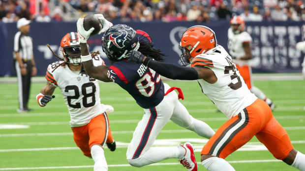 Houston Texans wide receiver Noah Brown (85) makes a catch against the Houston Texans tight end Dalton Schultz (86) in the second half at NRG Stadium.