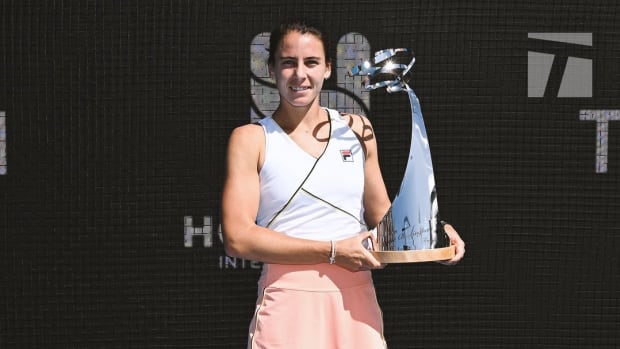 Emma Navarro poses with the trophy after winning the 2024 Hobart International on January 13th, 2023 in Hobart, Tasmania, Australia.