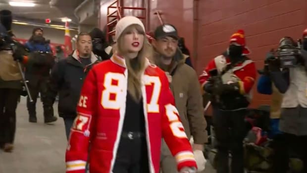 Taylor Swift Found Perfect Way to Handle Awkward Moment With Dolphins Staffers After Chiefs’ Win 