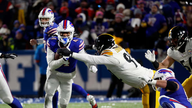 Buffalo Bills running back James Cook (4) tries to escape a tackle by Pittsburgh Steelers defensive tackle Isaiahh Loudermilk (92). (Jamie Germano / Rochester Democrat and Chronicle / USA TODAY NETWORK).