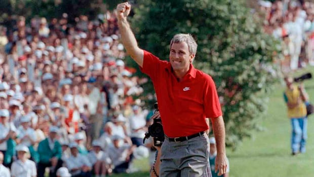 Curtis Strange waves to the crowd at the 18th hole as he closes in on winning the 1989 U.S. Open at Oak Hill in Rochester, N.Y.