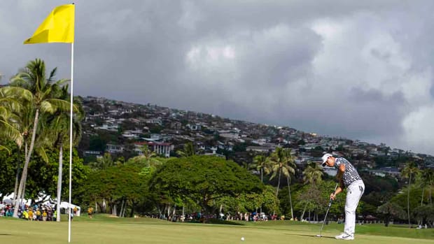 Si Woo Kim putts on the 18th hole during the final round of the 2023 Sony Open in Hawaii at Waialae Country Club.