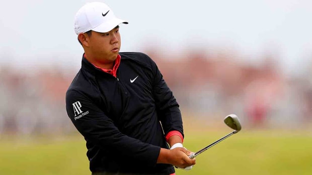 Tom Kim plays a chip shot in the second round of the 2021 British Open.