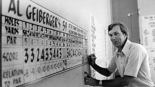 Al Geiberger signs an oversized replica of his 59 scorecard frm the 1977 Danny Thomas Memphis Classic.