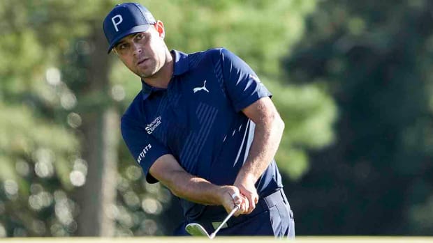 Gary Woodland watches a chip shot at the 2023 Masters.