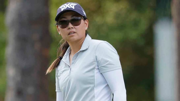 Mina Harigae watches a putt in the first round at the 2022 U.S. Women's Open.