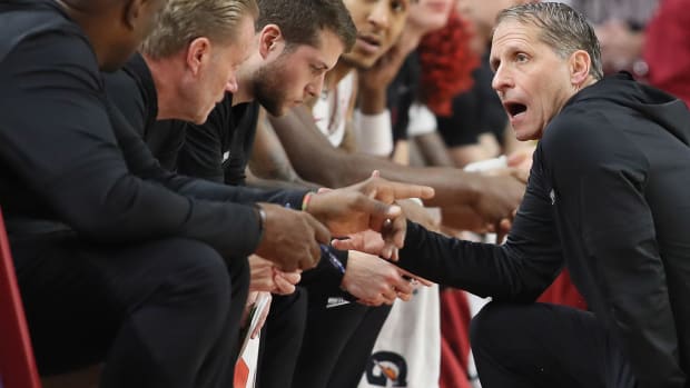 Razorbacks coach Eric Musselman talks to staff during South Carolina loss