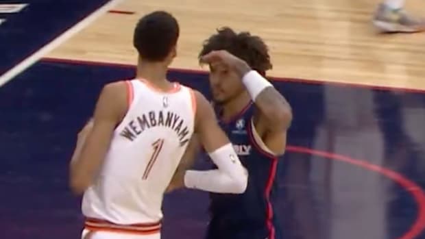 Kelly Oubre examines the height of Victor Wembanyama