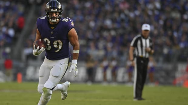 Baltimore Ravens tight end Mark Andrews runs with a ball in a game.
