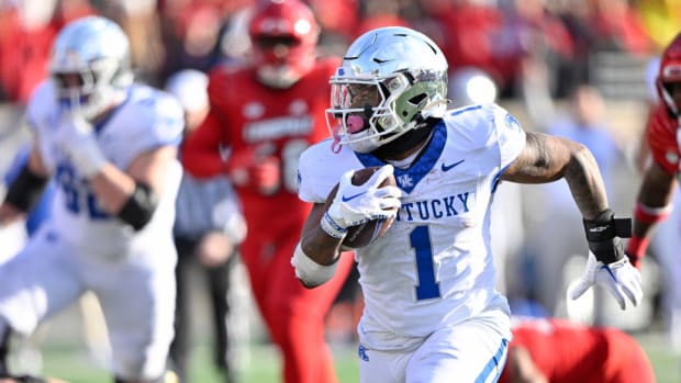 Kentucky Wildcats running back Ray Davis (1) runs the ball against the Louisville Cardinals during the second half at L&N Federal Credit Union Stadium. Kentucky defeated Louisville 38-31. 