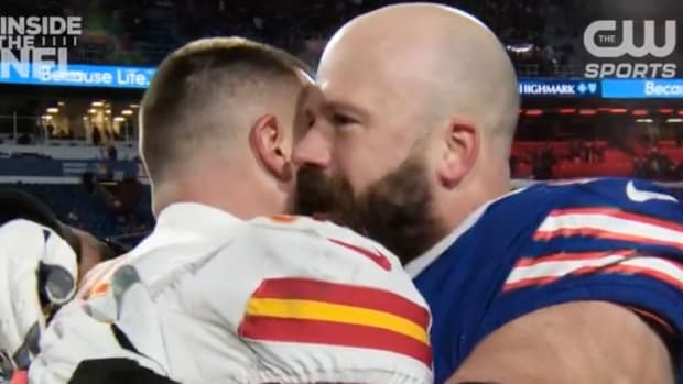 Mics Caught Travis Kelce Having Sweet Moment With Former Teammate After Chiefs’ win Over Bills