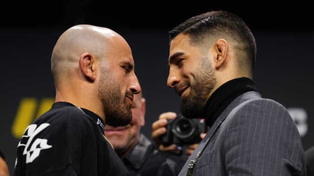 A staredown between UFC 298 headliners Alex Volkanovski and Ilia Topuria.
