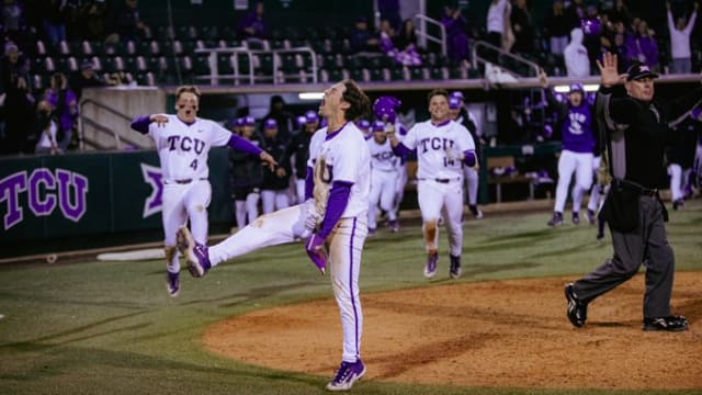 Peyton Chatagnier walks it off for the Frogs with some heads-up baserunning. 
