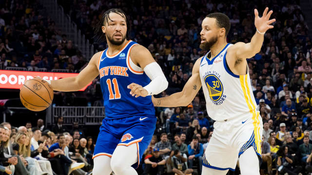 Warriors’ Stephen Curry defends Knicks’ Jalen Brunson.