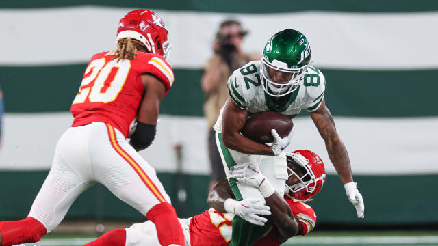 Jets' WR Xavier Gipson (82) carries the ball against the Chiefs