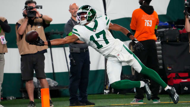 Jets' WR Garrett Wilson (17) lays out for a pass vs. the Chiefs