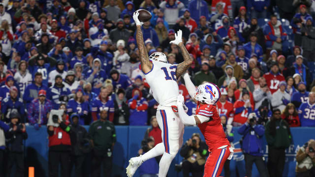 New York Giants tight end can't come up with a catch in the end zone on the final play of the game as he's defended by Buffalo Bills cornerback Taron Johnson.