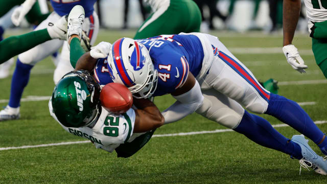 Bills' FB Reggie Gilliam forces Jets' returner Xavier Gipson to fumble the opening kickoff
