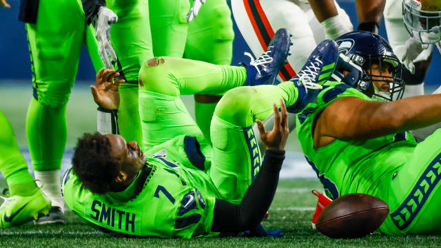 Seattle Seahawks quarterback Geno Smith (7) reacts following a sack by the San Francisco 49ers during the fourth quarter at Lumen Field.