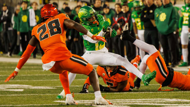 Oregon Ducks wide receiver Tez Johnson runs after the catch against the Oregon State Beavers.