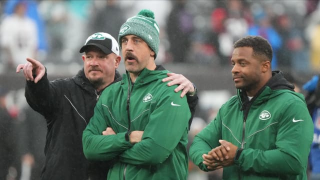 Jets offensive coordinator Nathaniel Hackett and QB Aaron Rodgers speak prior to the Week 13 game vs. Atlanta