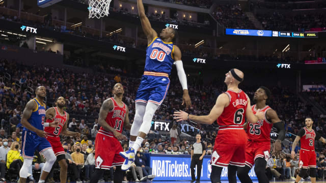 Golden State Warriors forward Jonathan Kuminga (00) soars to the basket with a layup against the Chicago Bulls during the fourth quarter at Chase Center. 
